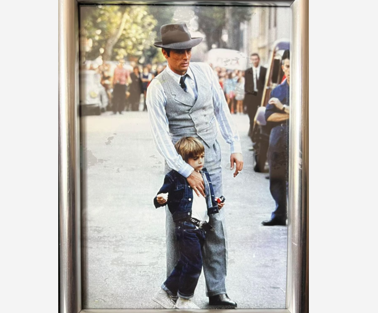 Anthony Delon compartilhou uma foto com o pai, o astro francês Alain Delon, em junho, quando se comemora o Dia dos Pais na França