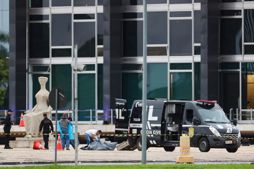 Corpo de Francisco Wanderley Luiz é retirado da Praça dos Três Poderes.