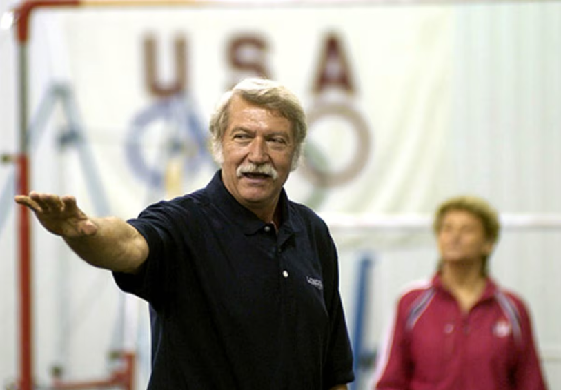 Bela Karolyi conversa durante os inícios dos treinos da equipe de ginástica dos Estados Unidos em Huntsville, no Texas, em 2003.
