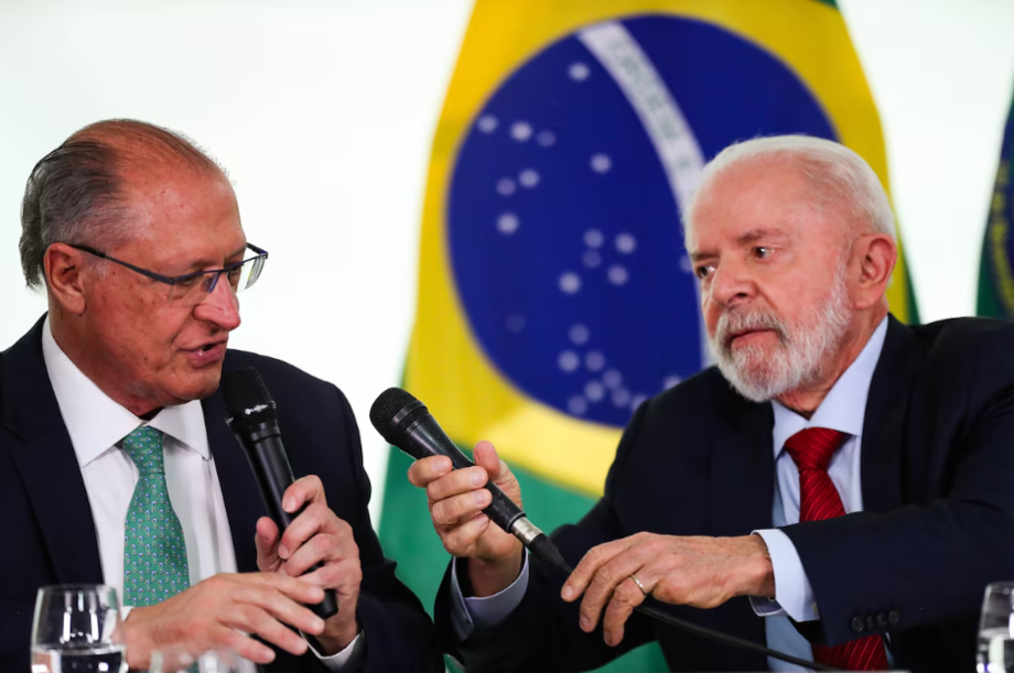 O presidente Luiz Inácio Lula da Silva sanciona e o vice-presidente Geraldo Alckmin.