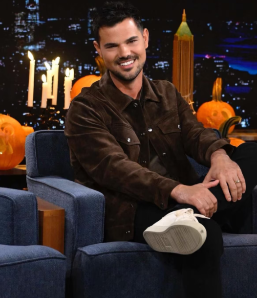 Taylor Lautner revive triângulo amoroso de 'Crepúsculo'.
