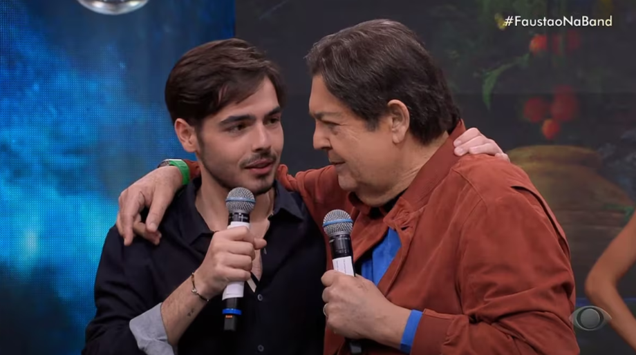João Guilherme Silva ao lado do pai, Fausto Silva, durante apresentação do 'Faustão na Band'.
