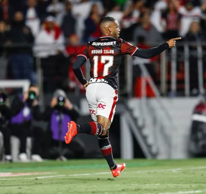 André Silva comemora gol do São Paulo sobre o Atlético-MG.