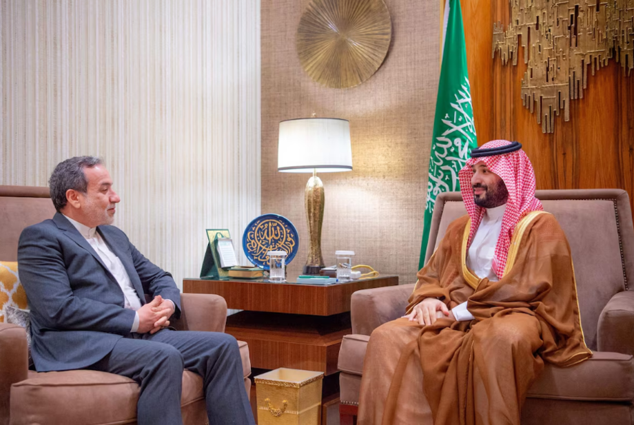 Imagem da agência de notícias saudita (SPA) mostra o príncipe Mohammed bin Salman (à dir.) em encontro com o ministro das relações exteriores do Irã, Abbas Aragchi.