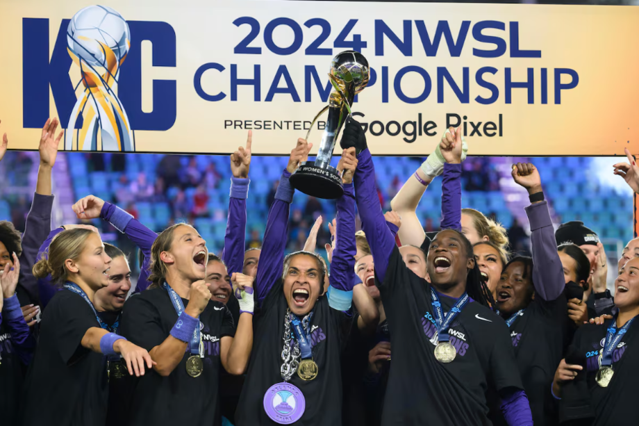 Marta e Barbra Banda levantam juntas troféu após o Orlando Pride derrotar o Washington Spirit na final da NWSL.