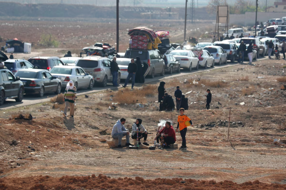 Fila de carros se formou na fronteira entre a Síria e o Líbano, com deslocados voltando para suas casas após o início do cessar-fogo
