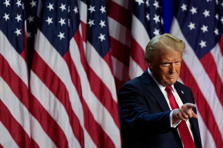 O presidente eleito dos Estados Unidos, Donald Trump, acena para apoiadores em um comício em Palm Beach, Flórida
