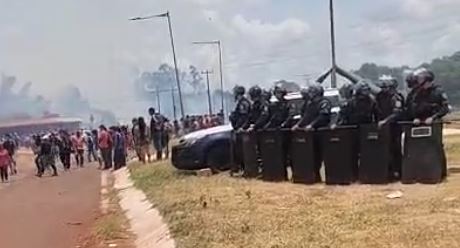 Forças de segurança removem barricadas na MS-156 durante operação para desobstruir rodovia bloqueada por manifestantes indígenas.