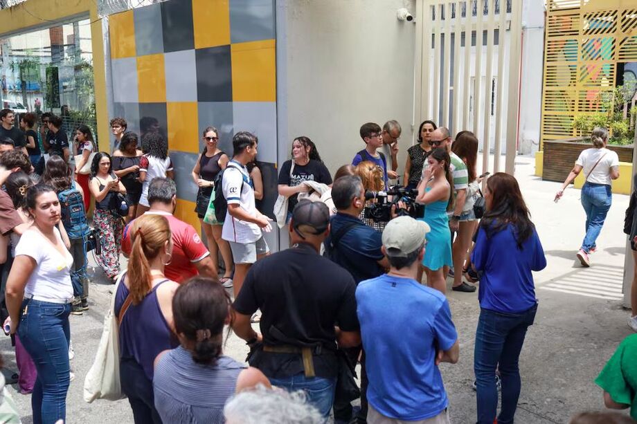 Pais e estudantes aguardam fechamento dos portões para a prova do Enem em escola na zona norte do Rio de Janeiro