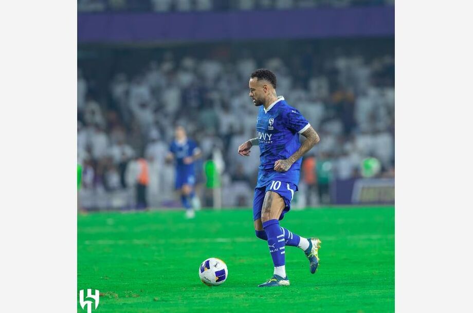 Neymar entra em campo no segundo tempo, sente a coxa e é substituído em jogo do Al-Hilal