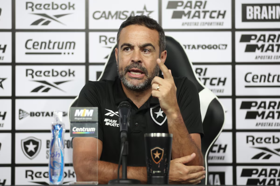 Artur Jorge concedeu entrevista coletiva nesta segunda-feira, véspera de duelo decisivo do Botafogo com o Palmeiras pelo título do Brasileirão