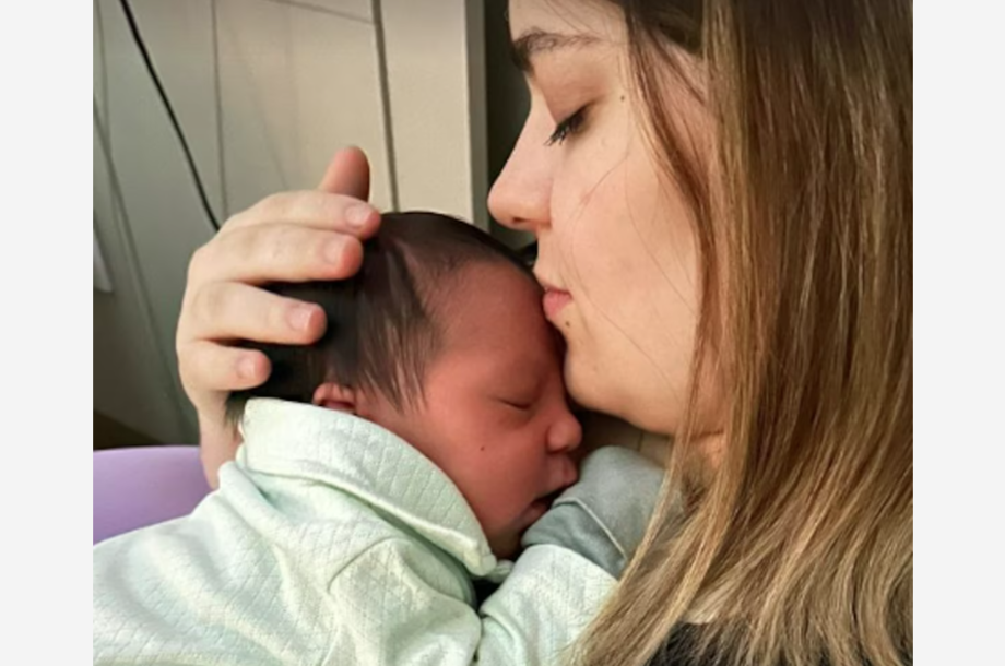 Viih Tube ao lado de seu filho recém-nascido, Ravi