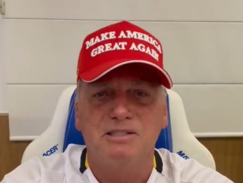 O ex-presidente Jair Bolsonaro (PL) gravando um vídeo em apoio ao ex-presidente dos EUA, Donald Trump