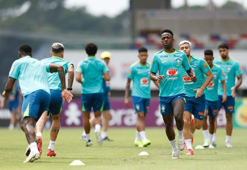 Seleção brasileira se prepara para enfrentar o Uruguai na próxima terça-feira (19)