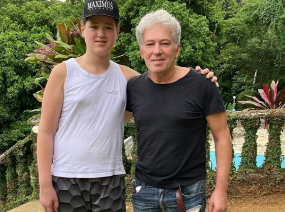 O cantor gospel J Neto com o filho Miguel Azevedo, morto na quinta-feira, 14. Na foto, o menino tinha 11 anos