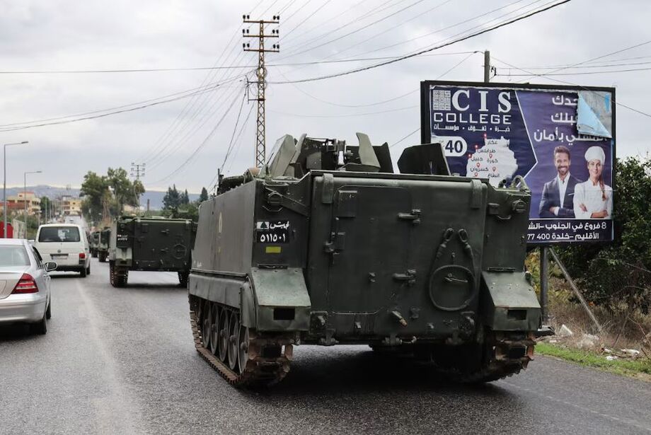 Tropas do Exército Libanês patrulham a estrada principal ao sul do Rio Litani em Qasmiye, perto da cidade portuária de Tiro após o cessar-fogo