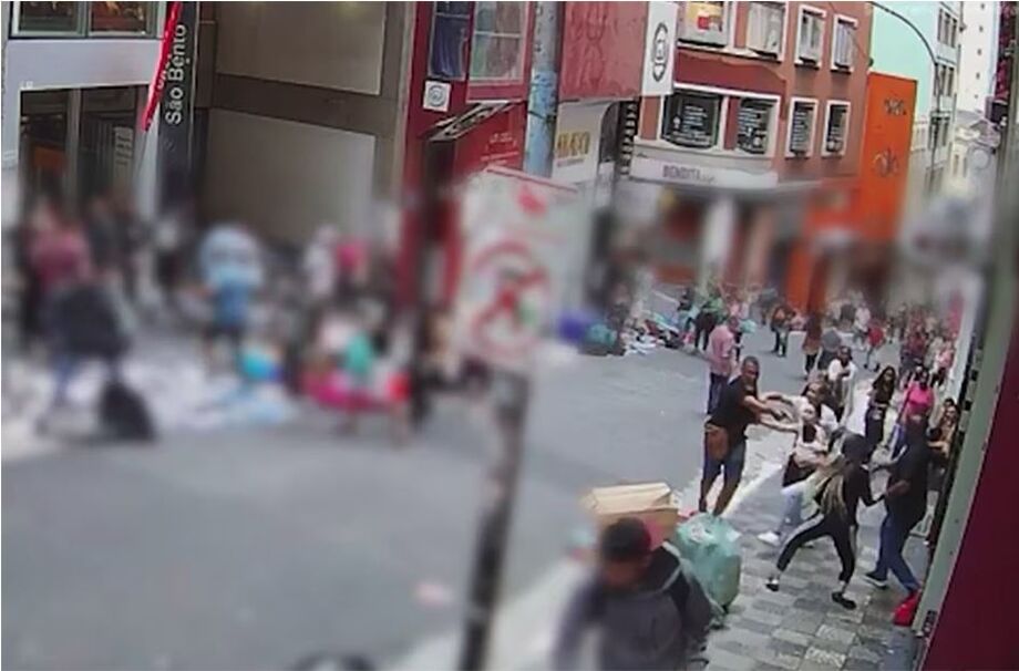 Uma mulher de 42 anos foi baleada e morta neste sábado, 23, pelo ex-marido na Ladeira Porto Geral, no centro de São Paulo