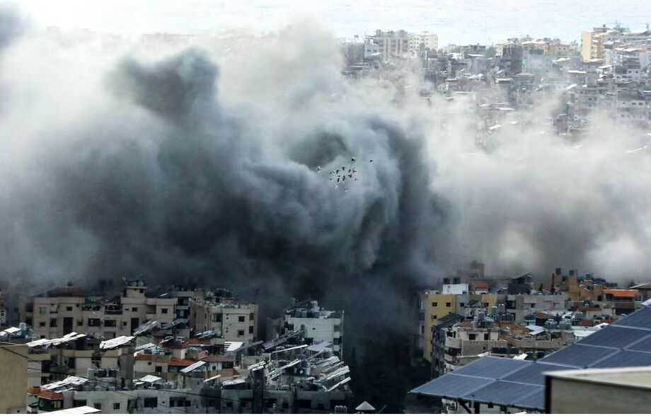 A fumaça sobe do local de um ataque aéreo israelense que teve como alvo uma área nos subúrbios do sul de Beirute em 24 de novembro de 2024, em meio à guerra em curso entre Israel e o Hezbollah