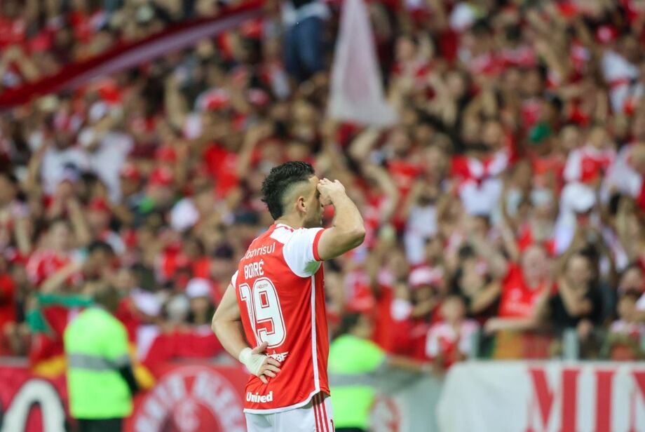 Internacional vence o Fluminense, chega a 14 jogos de invencibilidade e dorme no G-4