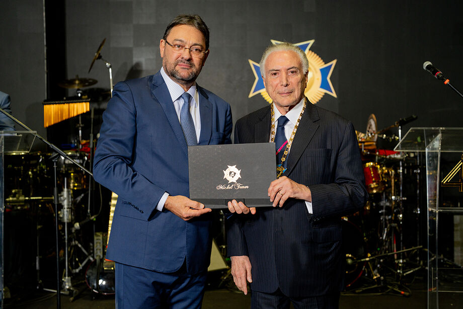 Michel Temer recebe das mãos de Sergio Longen homenagem histórica nos 45 anos da Fiems
