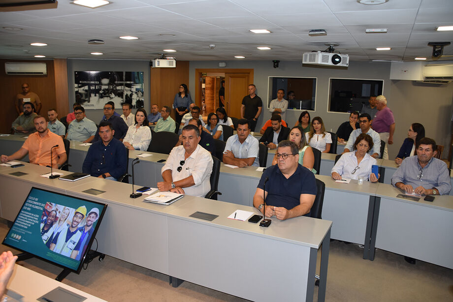 Fiems sedia encontro sobre moradia popular em MS, unindo governo e construção civil para enfrentar desafios habitacionais.