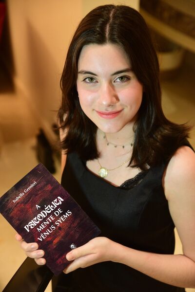 A jovem escritora Isabella Grenieri, de Mato Grosso do Sul