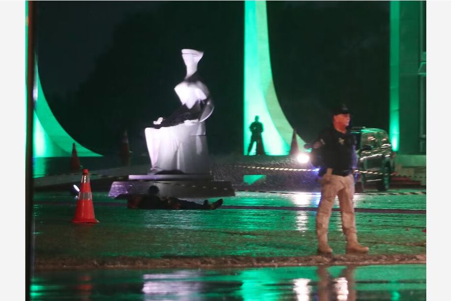 Sequência de explosões na Praça dos Três Poderes fez o local ser isolado pela Polícia Militar do Distrito Federal na noite desta quarta-feira, 13