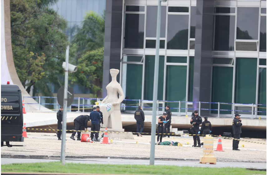 Praça dos Três Poderes amanhece sob forte policiamento após incidente com duas explosões na noite desta quarta-feira, 13