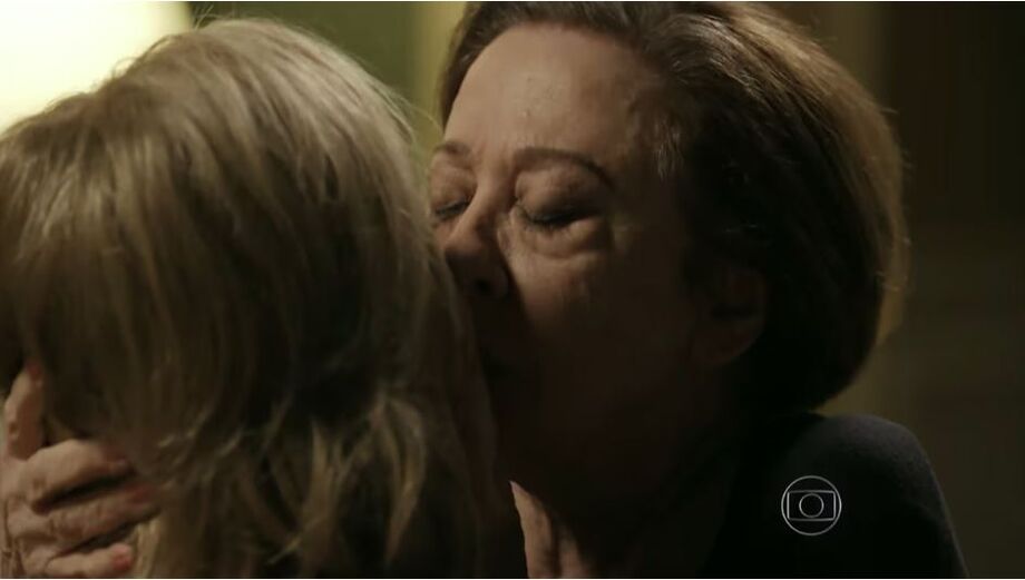 Fernanda Montenegro e Nathalia Timberg protagonizaram beijo lésbico em primeiro capítulo de 'Babilônia', de 2015.