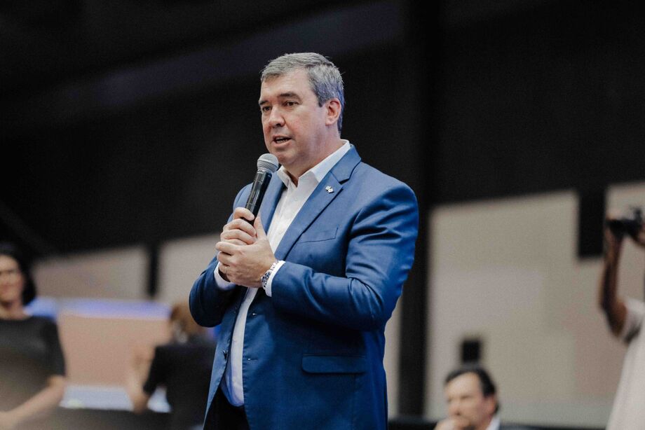 O governador Eduardo Riedel discursa no 2º Congresso dos Municípios de Mato Grosso do Sul, reforçando o compromisso do governo estadual com o desenvolvimento das cidades e com a melhoria da qualidade de vida da população. Riedel apresentou secretário