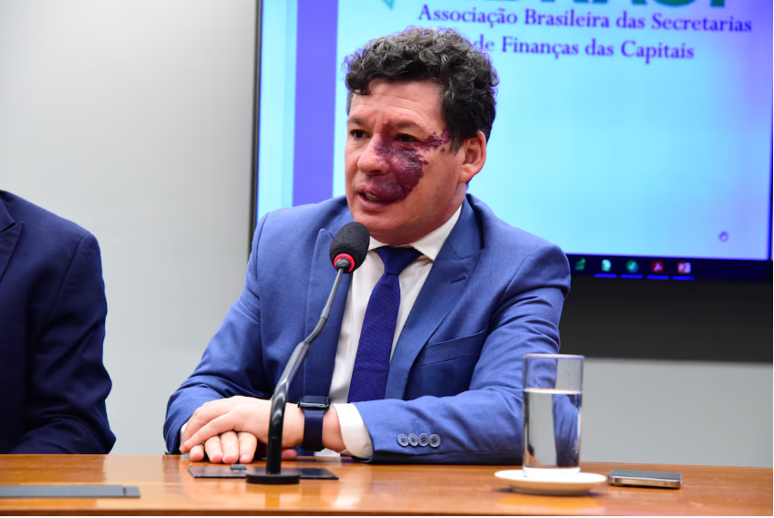 Para o deputado federal Reginaldo Lopes (PT-MG), se o debate sobre a PEC para acabar com a escala 6x1 se tornar ideológico, a discussão estará perdida. Ele declara que o tema deve ser tratado de maneira estrutural pelos parlamentares.