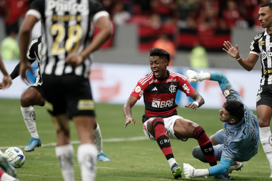 Bruno Henrique é suspeito de levar cartão para favorecer apostas em partida contra o Santos em 2023.