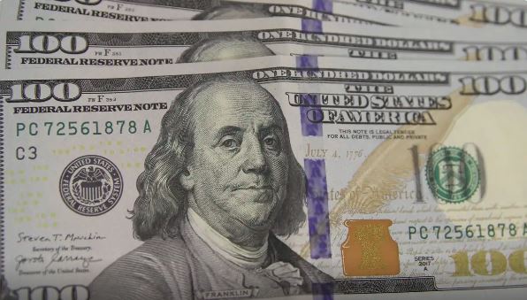 Dólar sobe para US$ 5,73 com atraso em pacote, Trump e China