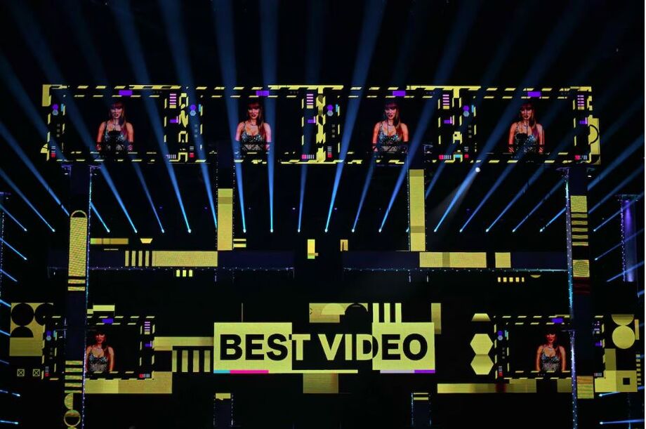 Vídeo mostra Taylor Swift aceitando o prêmio de melhor vídeo no MTV EMA 2024 neste domingo, 10, em Manchester, na Inglaterra.