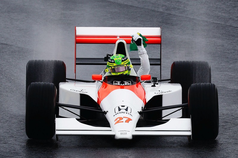 Lewis Hamilton pilota McLaren de Senna em Interlagos, levanta bandeira do Brasil e emociona a torcida em dia de homenagem especial.