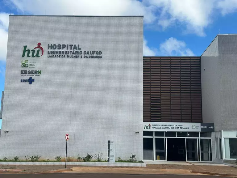 Fachada do Hospital Universitário da Universidade Federal da Grande Dourados (HU-UFGD), que realizou o Dia E para reduzir filas do SUS com 20 pequenas cirurgias.