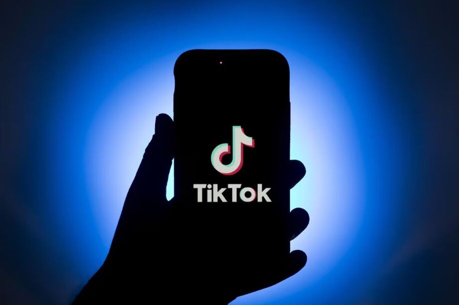 Comissão Europeia vê design do TikTok como viciante e aponta violação da Lei de Serviços Digitais, abrindo caminho para exigência de mudanças no app e multa de até 6% do faturamento global.