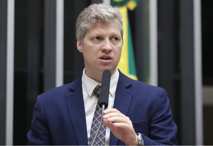 Marcel van Hattem acusou delegado da PF de fazer relatórios fraudulentos contra ex-assessor de Jair Bolsonaro
