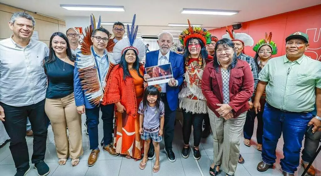 Presidente Lula (PT), ministra dos Povos Indígenas, Sônia Guajajara; Secretário-Executivo do Ministério dos Povos Indígenas, Eloy Terena; ministro-chefe da Secretaria-Geral da Presidência da República, Márcio Macedo; e representantes da Aty Guasu