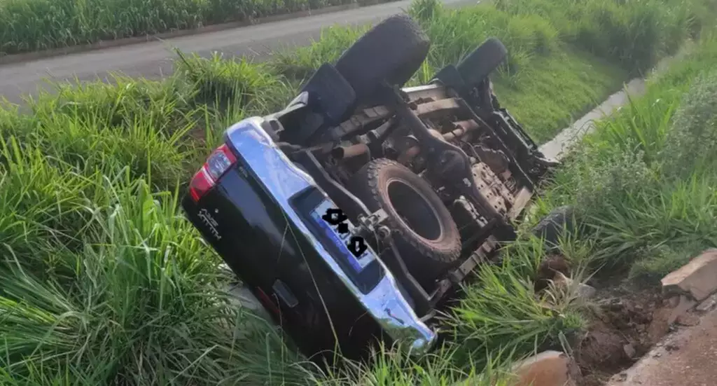 O carro foi encontrado sem motorista e ficou com as rodas para cima