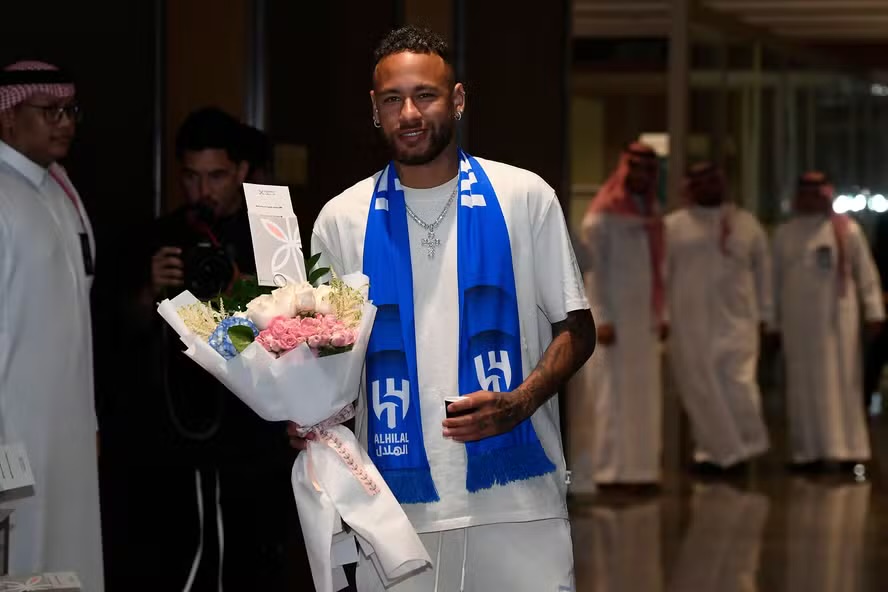 Neymar é destaque na campanha da Arábia Saudita pela Copa de 2034, exaltando o país e incentivando outros astros a conhecer o futebol local.