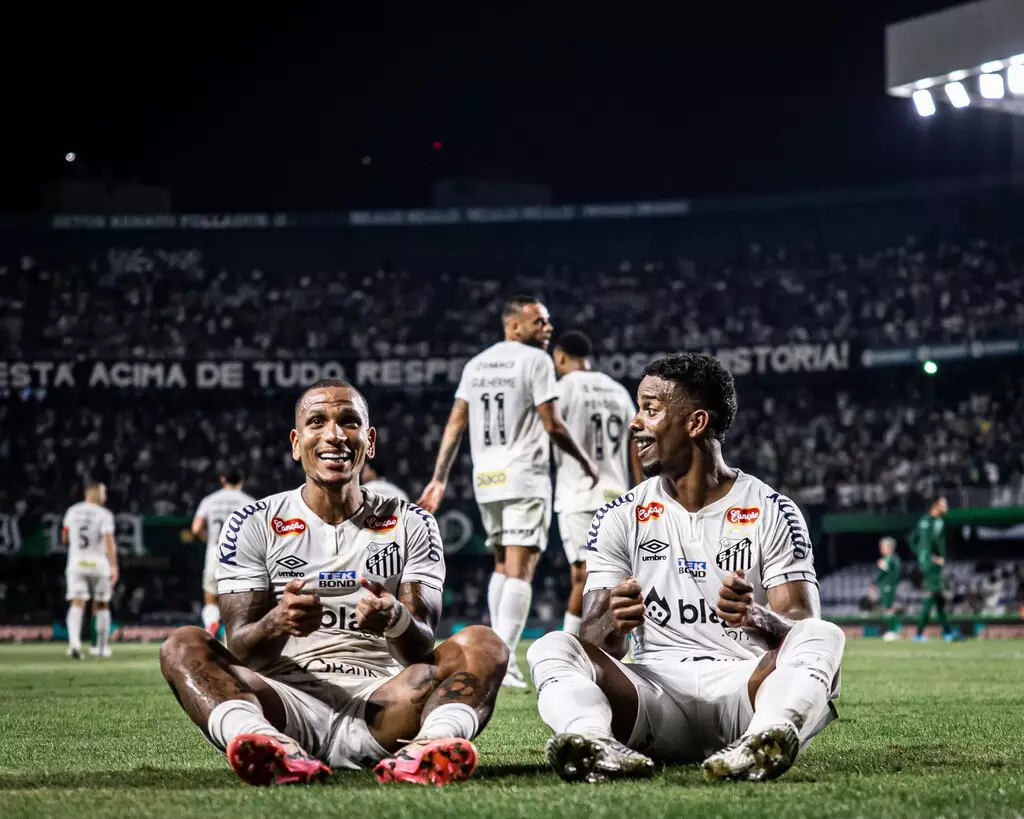 Otero comemora gol no gramado do Couto Pereira.