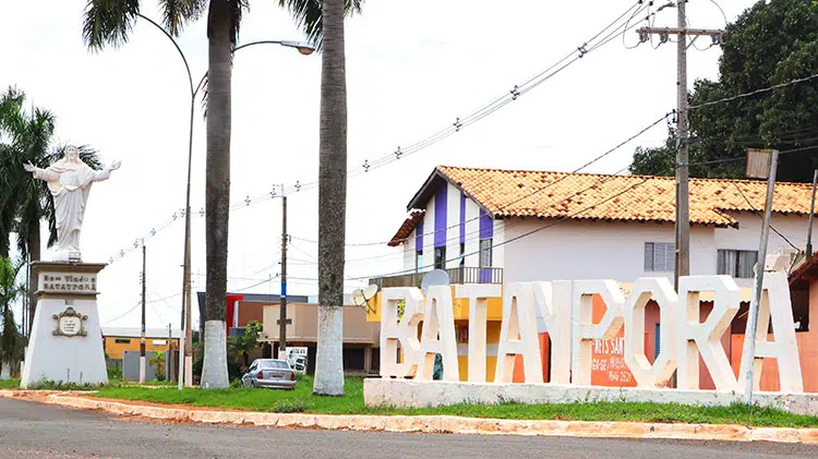 Letreiro na entrada da cidade de Bataypora