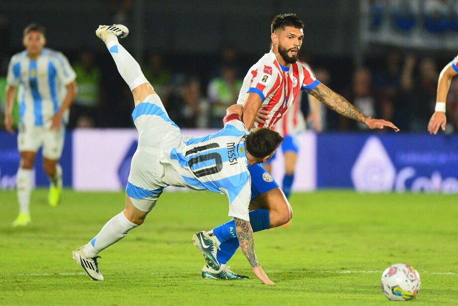 Paraguai derrota Argentina nas Eliminatórias e Messi avança sobre Daronco com o dedo em riste