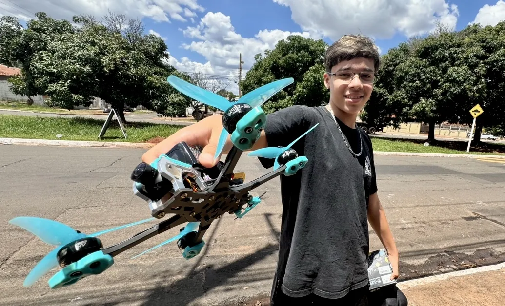Aos 13 anos, Oliver de Barros constrói drone FPV e sonha inspirar outros jovens em Campo Grande a explorar a tecnologia.