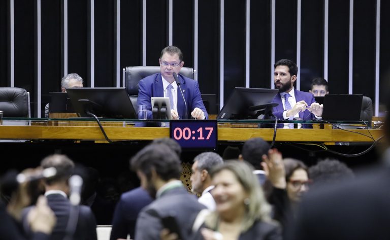 Sessão da Câmara é suspensa após explosões na Praça dos 3 Poderes