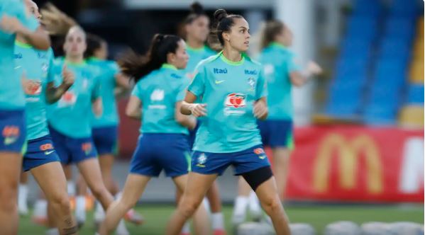 Seleção feminina realiza primeiro treino com todas as convocadas