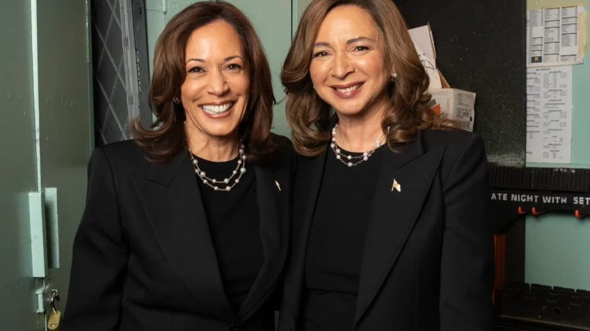 Kamala Harris (esq.) com a humorista Maya Rudolph (dir.), que interpreta a vice-presidente dos EUA no programa Saturday Night Live