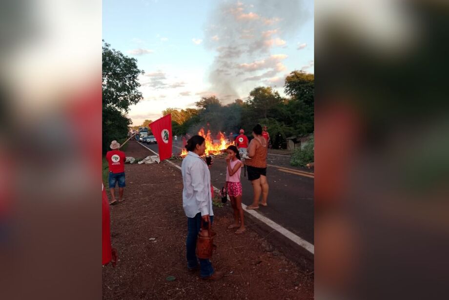 Manifestantes do MST bloqueiam BR-262 em Mato Grosso do Sul com barricada de fogo