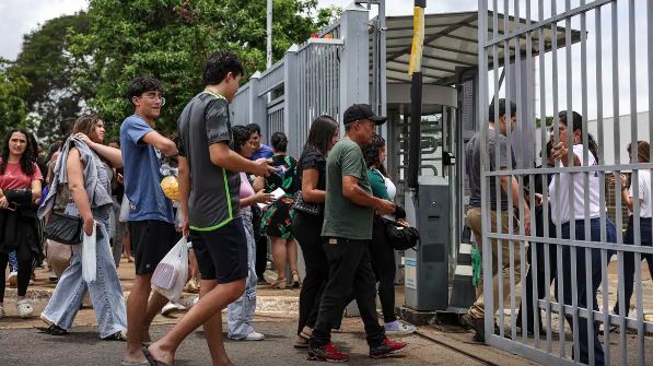 Estudantes aprovam tema da redação do Enem, mas acham prova cansativa